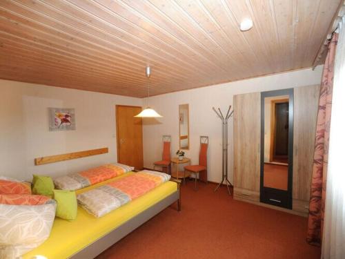 een slaapkamer met 2 bedden en een televisie bij Holiday apartment Sonnenfels I in Bodenmais