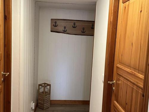 een hal met een kamer met witte muren en een houten deur bij Holiday apartment Ebbe in Stedesand