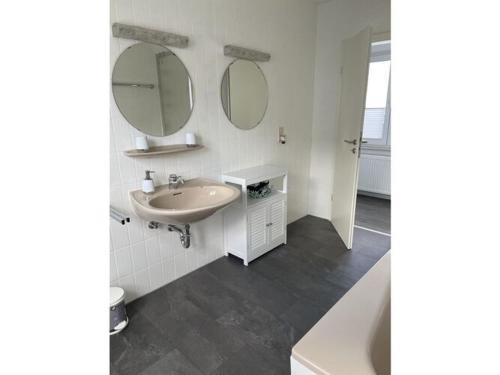 baño con lavabo y 2 espejos en Apartment Argenthal, 