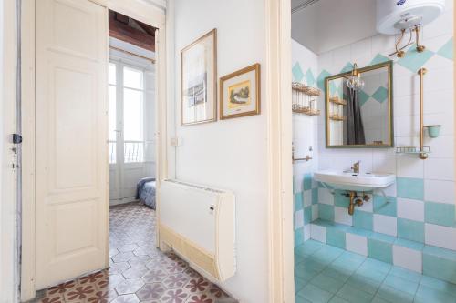 W łazience znajduje się umywalka i lustro. w obiekcie La dolce vita w Cagliari