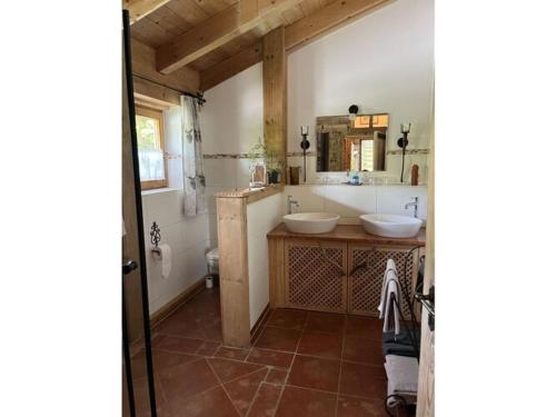 een badkamer met 2 wastafels en een bad bij Holiday home Granizhuber Alm in Reichenau