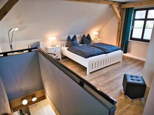1 dormitorio con 1 cama con manta azul en Baltic Sea Barn Otto, en Pantelitz