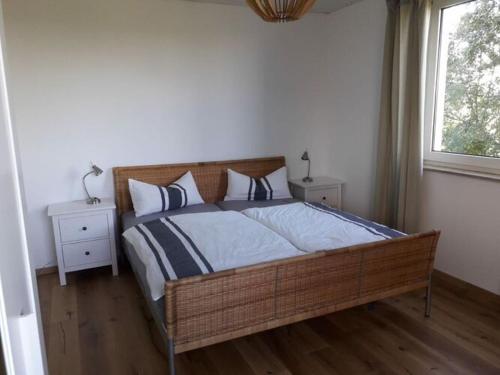 ein Schlafzimmer mit einem großen Bett in einem Zimmer mit einem Fenster in der Unterkunft Wide Country Waldeck in Waldeck