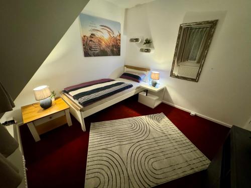 sypialnia z łóżkiem, 2 stołami i lustrem w obiekcie Zwei Zimmer Appartement w Bremie