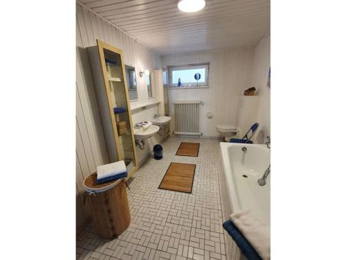 uma casa de banho com uma banheira, um WC e um lavatório. em Holiday apartment in the garden em Eppenbrunn