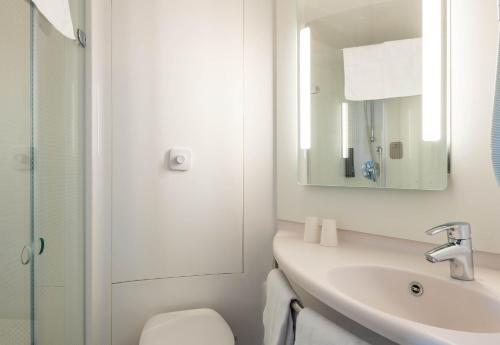 Koupelna v ubytování B&B HOTEL Calais Terminal Cité Europe 3 étoiles