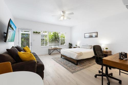 a living room with a bed and a desk at Lovely Studio in the Heart of Victoria Park in Fort Lauderdale