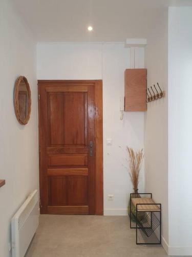 - un couloir avec une porte en bois dans l'établissement Appartement central, à Nyons