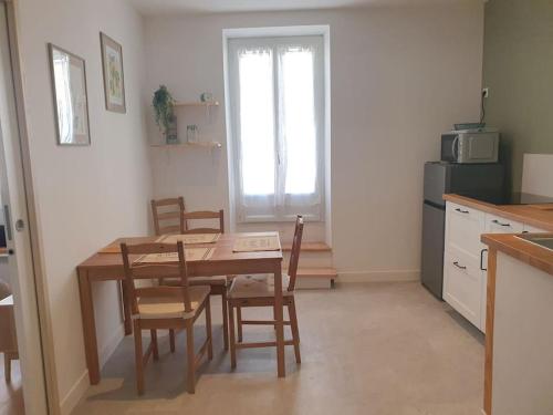 Η κουζίνα ή μικρή κουζίνα στο Appartement central