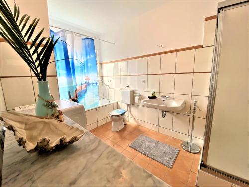 Ένα μπάνιο στο Gemütliche Wohnung mit Balkon & Badewanne