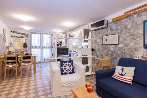 een woonkamer met een blauwe bank en een keuken bij Marinautica Sea Cottage in Sorrento