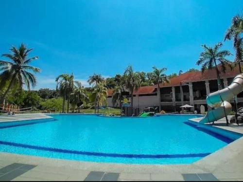 Swimmingpoolen hos eller tæt på Damai Laut Holiday Apartment