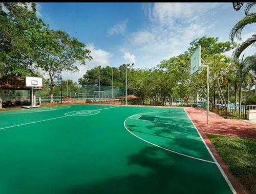 Tennis- og/eller squashfaciliteter på Damai Laut Holiday Apartment eller i nærheden