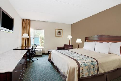 Säng eller sängar i ett rum på Days Inn by Wyndham Newport News City Center Oyster Point