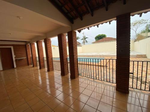 Balcon ou terrasse dans l'établissement Casa agradável com piscina e ótimo espaço!
