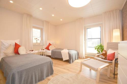 Habitación de hotel con 2 camas y sala de estar. en GUN04-FW Apartment in Windsbach, en Windsbach