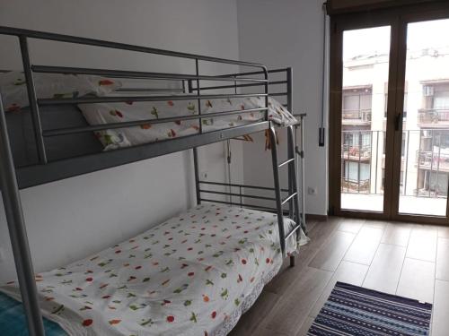 1 dormitorio con 2 literas en una habitación en Eulogio, en Sant Feliu de Guíxols