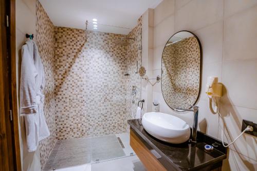 uma casa de banho com um lavatório e um espelho em TIMAZIN HOTEL DAKHLA em Dakhla