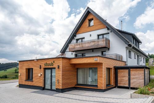 una casa con techo de gambrel encima en stuub saig en Lenzkirch