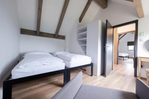 1 dormitorio con 1 cama y escalera. en Apartmány Trojice en Hynčice pod Sušinou