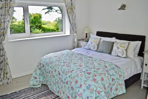 Un pat sau paturi într-o cameră la St Nicholas Cottage - Stunning Views! Crabpot Cottages Sheringham