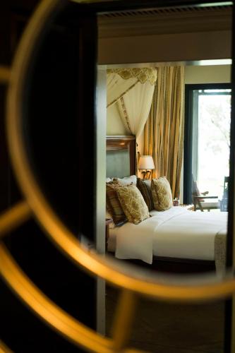 Ένα ή περισσότερα κρεβάτια σε δωμάτιο στο Royal Livingstone Hotel by Anantara