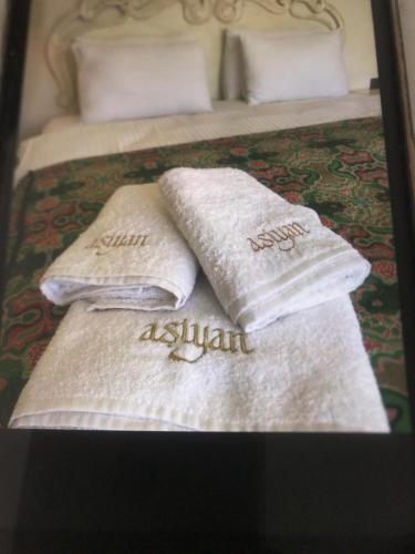 dos toallas sentadas encima de una cama en Aşiyan Yalısı en İznik