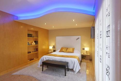 1 dormitorio con 1 cama con techo azul en 5 bedrooms villa with private pool sauna and terrace at Vinaixa en Viñaixa