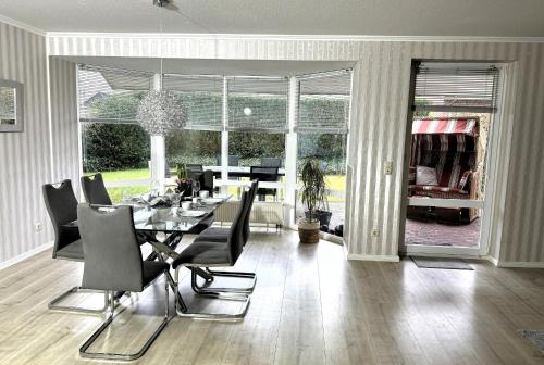 ein Esszimmer mit einem Tisch und Stühlen in der Unterkunft Ferienhaus Wohler 9103 - Fehmarn in Fehmarn
