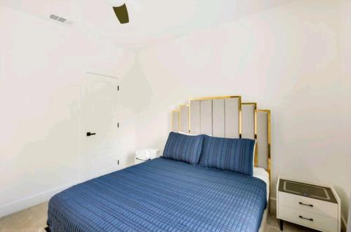 1 dormitorio con 1 cama azul en una habitación blanca en Luxurious 3+1 Villa in Dallas en Dallas