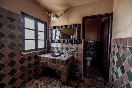 梅爾祖卡的住宿－Auberge Bivouac La Belle Etoile，一间带水槽和镜子的浴室