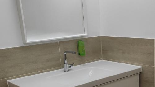 um lavatório de cozinha com um telefone verde na parede em Eleonoras Ferienwohnung in Würzburg Stadt inklusive eigenen Parkplätzen vor der Tür em Würzburg