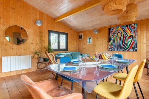 une grande salle à manger avec une table et des chaises dans l'établissement Charmante Maison dans les 44 Hectares : Cap Ferret, à Lège-Cap-Ferret