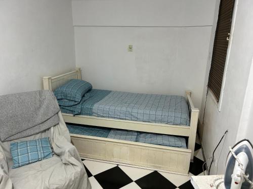 1 dormitorio con 2 literas en una habitación en Departamento en Núñez cerca de todo. en Buenos Aires