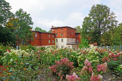 a garden with flowers in front of a building at Dom Wypoczynkowy Admirał in Karpacz