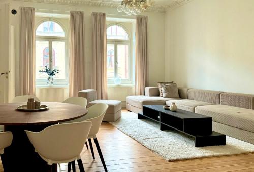 ein Wohnzimmer mit einem Sofa und einem Tisch in der Unterkunft Lägenhet med fantastiskt läge in Stockholm