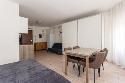 una cucina e una sala da pranzo con tavolo e sedie di Appartamento a Cagliari