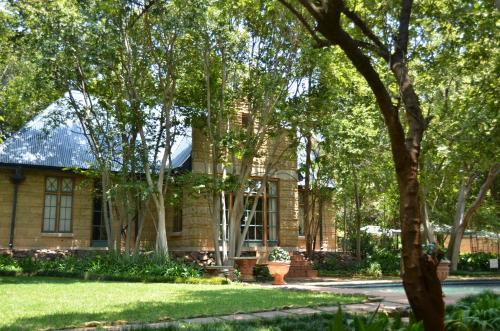 Taman di luar De Hoek Country Hotel