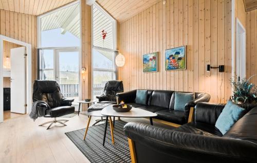 ein Wohnzimmer mit Ledermöbeln und einem Tisch in der Unterkunft Holiday Home Fasanvænget Hemmet I in Hemmet