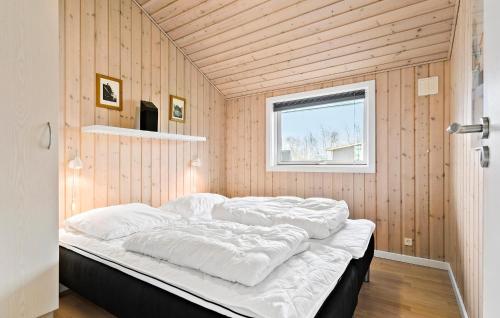 HemmetにあるAmazing Home In Hemmet With 3 Bedrooms, Sauna And Wifiのベッドルーム1室(窓付)