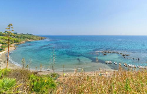 Blick auf den Strand mit dem Meer in der Unterkunft Lovely Home In Marina Di Modica in Marina di Modica