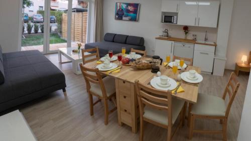 een keuken en woonkamer met een tafel en stoelen bij Eleonoras Ferienwohnung in Würzburg Stadt mit Terrasse und eigenen Parkplätzen vor der Tür, für große Gruppen bis zu 13 Personen geeignet in Würzburg