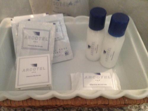 a tray with two bottles of ayurvedic products at Arcotel in Villanova Monferrato