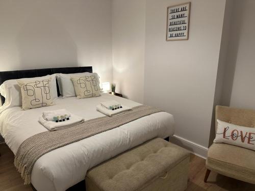 A bed or beds in a room at 3 Bed Chill Glouc