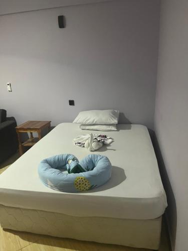 uma cama com uma almofada azul em cima em luxpalacehotel limited em Moshi