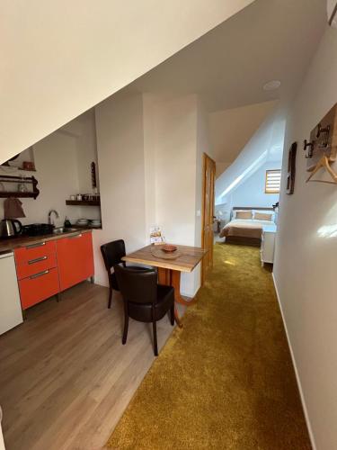 eine Küche und ein Esszimmer mit einem Tisch und Stühlen in der Unterkunft Slovenian House Vida in Bled