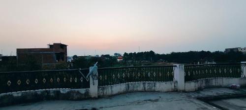 uma cerca no topo de um edifício em Advik cottege em Rāmnagar