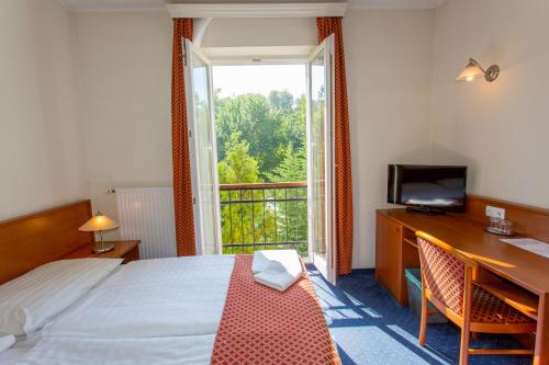 Säng eller sängar i ett rum på Főnix Hotel