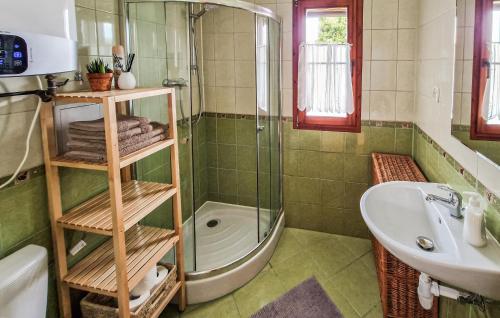 ein Bad mit einer Dusche und einem Waschbecken in der Unterkunft Amazing Home In Stepnica With 2 Bedrooms And Wifi in Stepnica