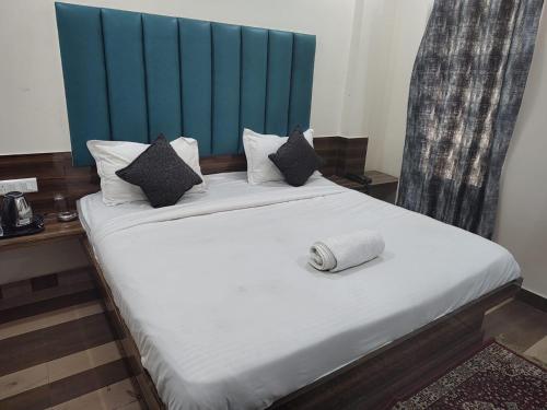 En eller flere senger på et rom på Hotel yadunath
